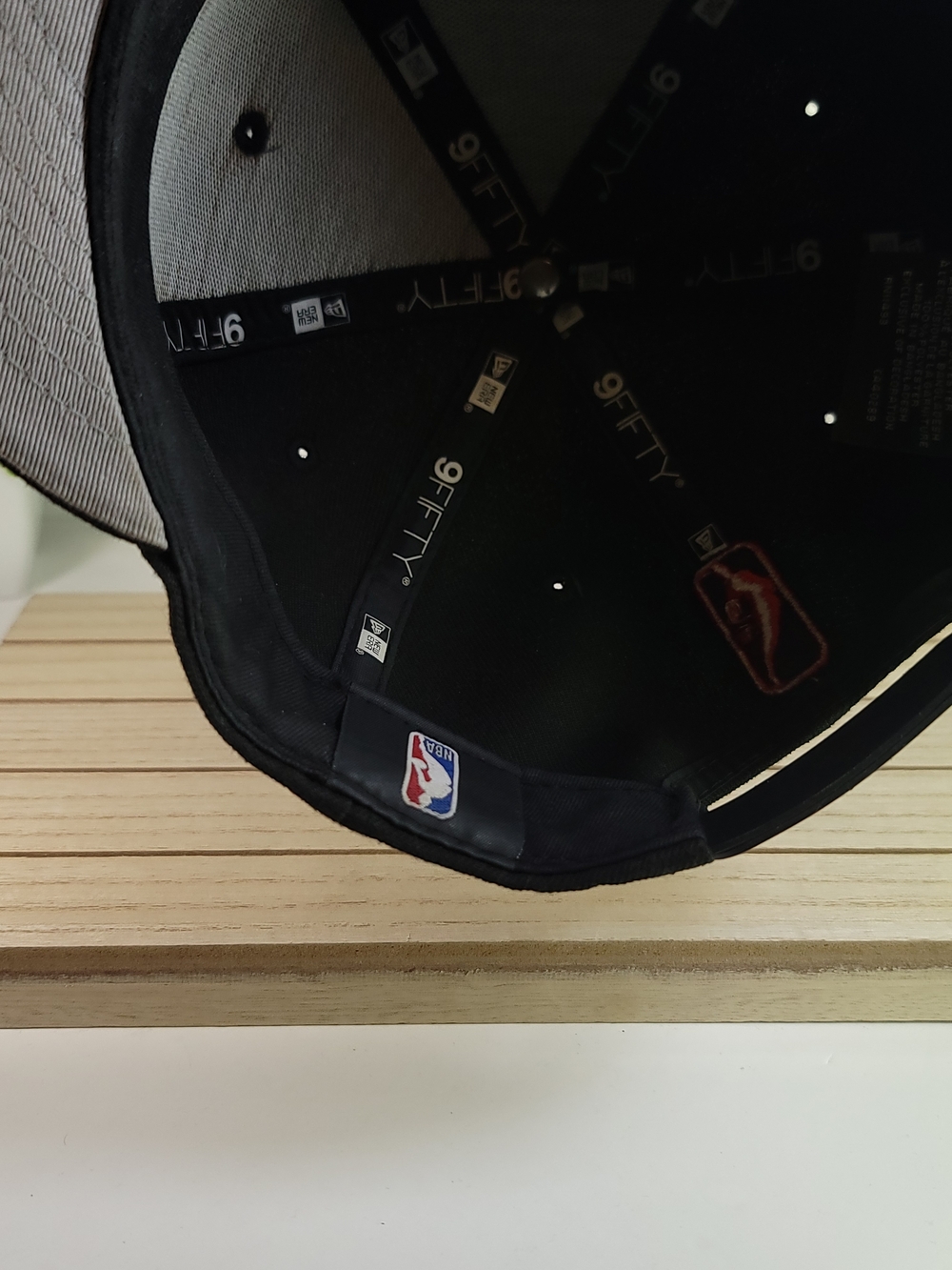 Toronto Raptors Black Cap with Red Embroidered Basketball Red Logo Snapback - Picture 7 of 8